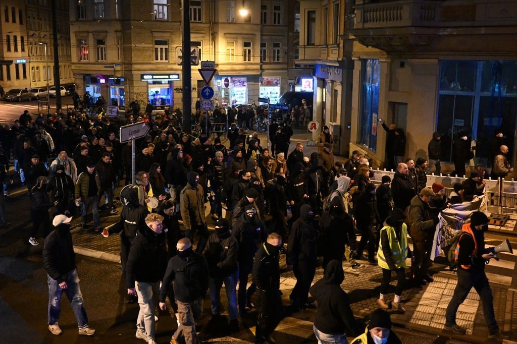 Teilnehmer einer Demonstration gegen die Corona-Maßnahmen ziehen durch das Zentrum von Halle (Saale).