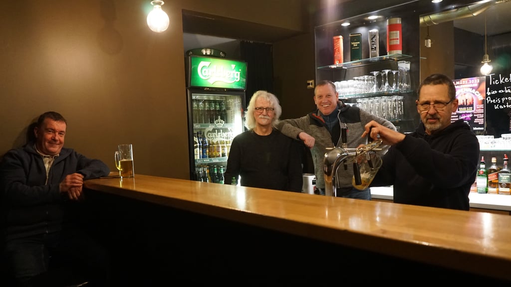 Die Wirte Nils Krümmel, Uwe Schwieger, Stefan Muchow und Marian Stütz (von links) beim Kneiperstammtisch im Salzwedeler Club Hanseat.