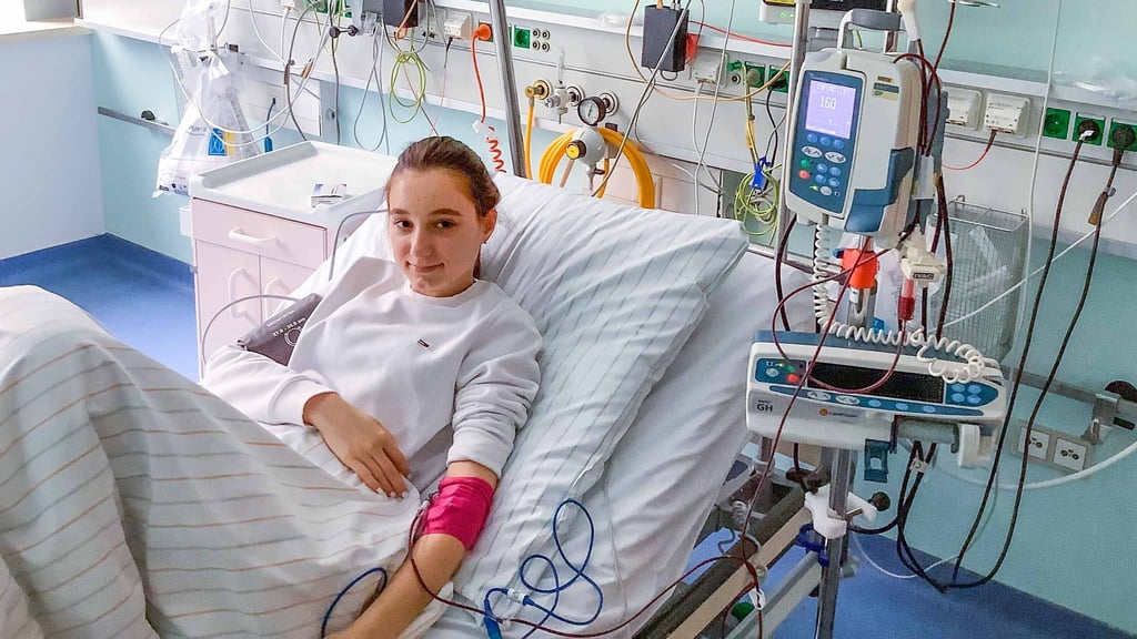 Die 17-jährige Pauline in der Uniklinik in Halle. Hier wird ihr regelmäßig Blut zugeführt, mehrmals pro Woche muss sie dort hin.