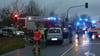 Auf der Kreuzung K 1700 – B 246 bei Wanzleben in der Börde ist es am Dienstag (1. Februar) gegen 16.30 Uhr zu einem Verkehrsunfall gekommen. Eine 21-jährige Autofahrerin wollte nach links auf die B246 abbiegen und stieß dabei mit dem entgegenkommenden Peugeot entgegen. Die 72-jährige Beifahrerin kam dabei ums Leben.