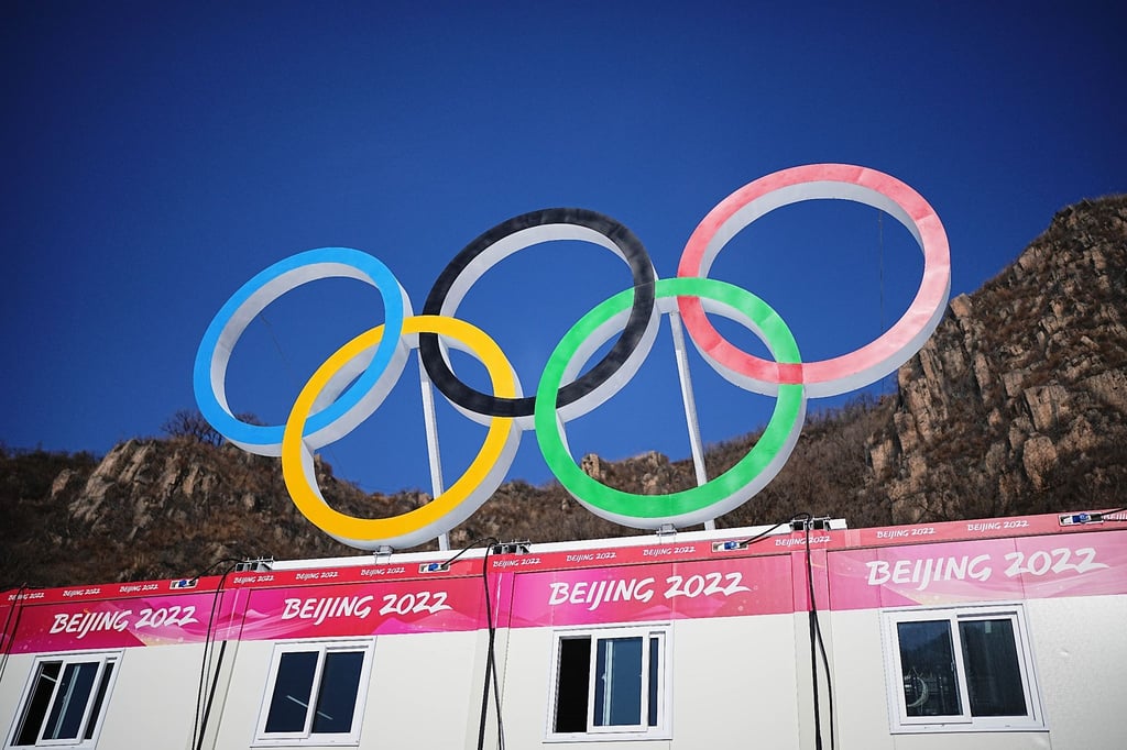 Die olympischen Ringe sind im Zielbereich im Nationalen Ski-Alpin-Zentrum angebracht.