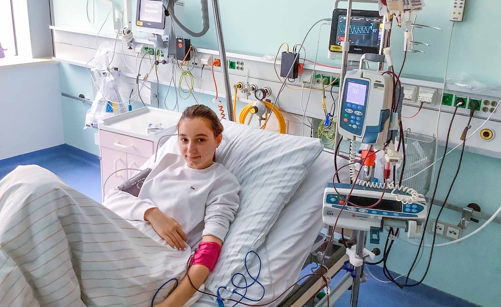 Die 17-jährige Pauline in der Uniklinik in Halle. Hier wird ihr regelmäßig Blut zugeführt, mehrmals pro Woche muss sie dort hin.