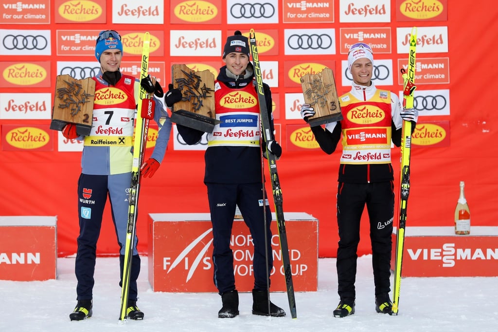 Vor dem Treppchen: Sieger Jarl Magnus Riiber (M), der Zweitplatzierte Vinzenz Geiger (l) und Johannes Lamparter.