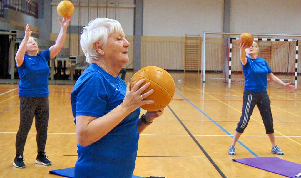 Die Leichtathleten des SV Kali Wolmirstedt haben eine eigene Seniorensportgruppe. Trainerin Christine Seidel (vorn) weiß, wie mit Medizinbällen trainiert werden kann.