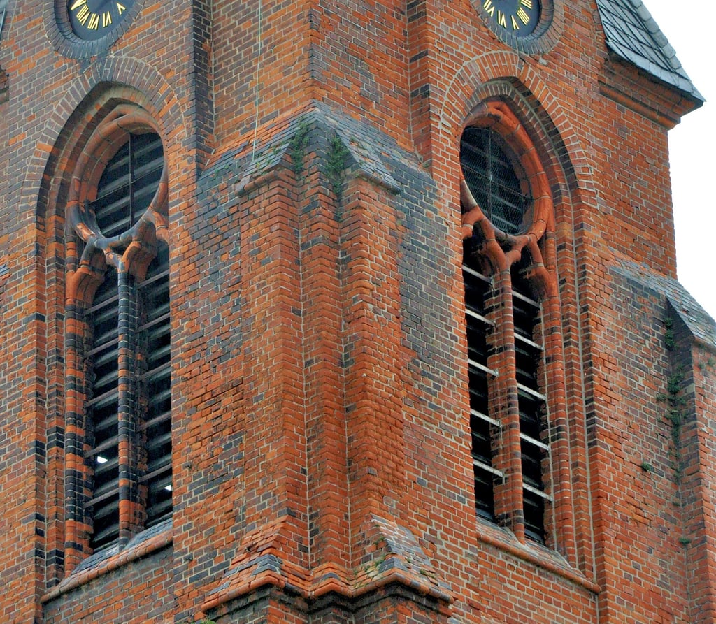 Sehr ausgewaschen sind die Fugen der sich teilweise schon auflösenden Ziegelsteine, vor allem an der Wetterseite des Turm von St. Petri. Das Gebäude im Mittelpunkt des Staßfurter Königsplatzes kann Dank einer 800000-Euro-Finanzspritze gesichert werden.