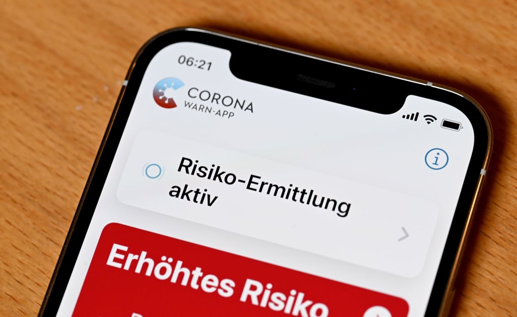 Immer häufiger zeigt die Corona Warn-App erhöhtes Risiko an.