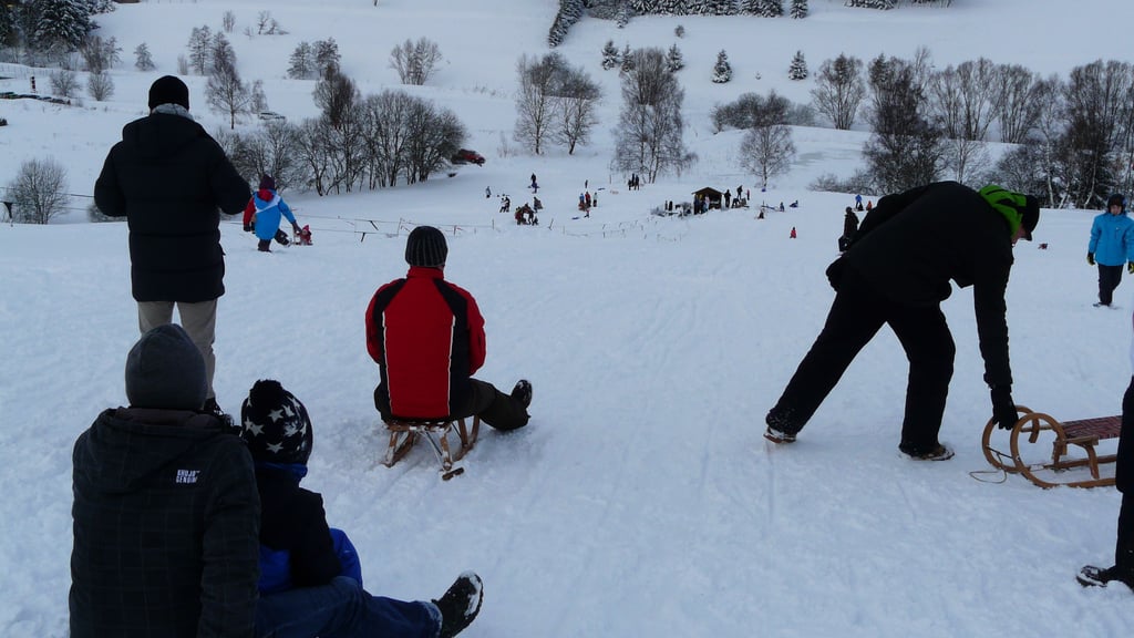 Der Pfeiferberg als Rodelberg ist in Benneckenstein bei Groß und Klein sehr beliebt. Auch mit Ski kann man hier hinunterfahren.