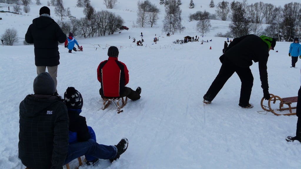Der Pfeiferberg als Rodelberg ist in Benneckenstein bei Groß und Klein sehr beliebt. Auch mit Ski kann man hier hinunterfahren.