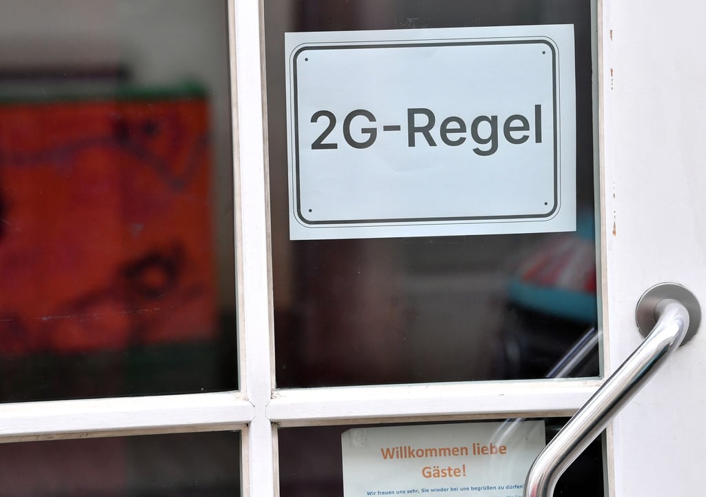 Auf einem Schild am Eingang eines Restaurants steht „2G-Regel“.
