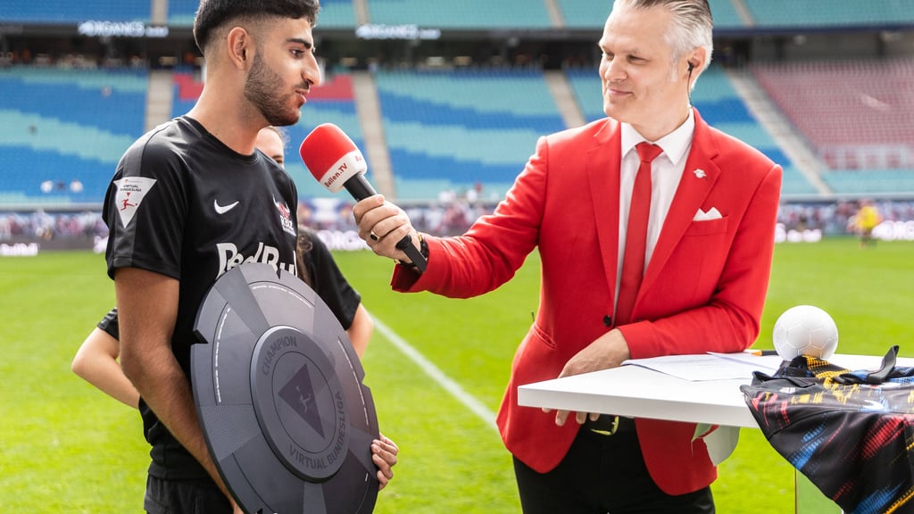 Umut Gültekin mit seiner Meisterschale.