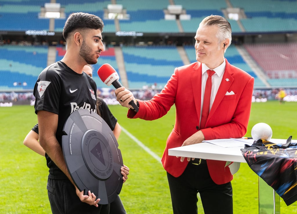 Umut Gültekin mit seiner Meisterschale.