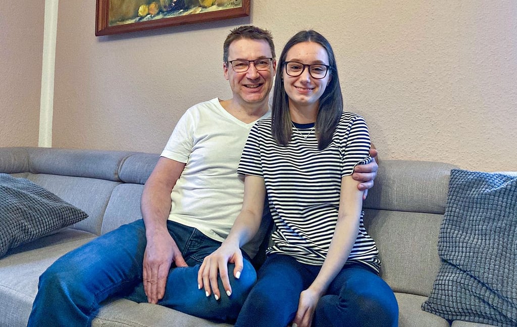 Vater Michael Richter mit seiner Tochter Pauline im heimischen Wangen