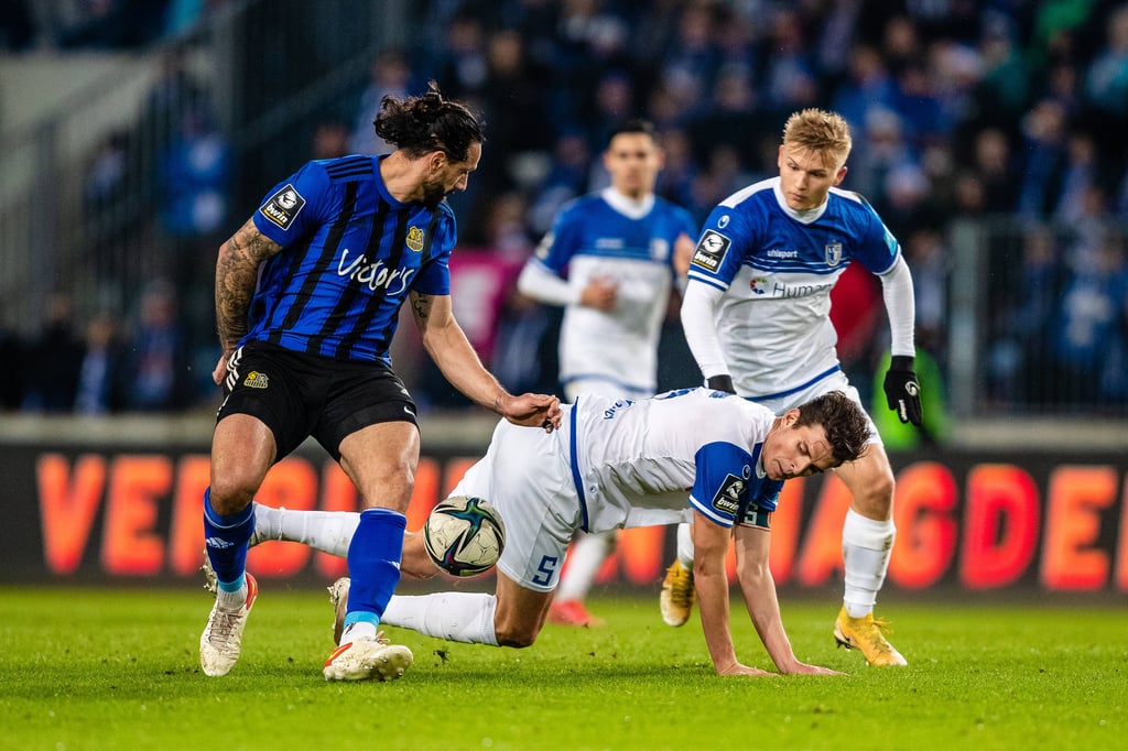 CM-Kapitän Tobias Müller (Mitte) klärt im Spiel gegen den 1. FC Saarbrücken einen Ball vor Stürmer Adriano Grimaldi (l.). Der 27-Jährige kann nach überstandenen Muskelbeschwerden aller Voraussicht nach auch am Sonnabend gegen Wehen Wiesbaden wieder auflaufen.