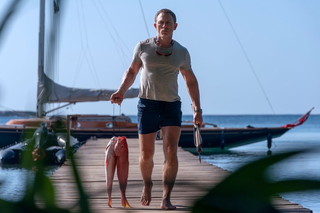 Daniel Craig als James Bond mit Fischen in der Hand in einer Szene des Films "James Bond 007 - Keine Zeit zu sterben".
