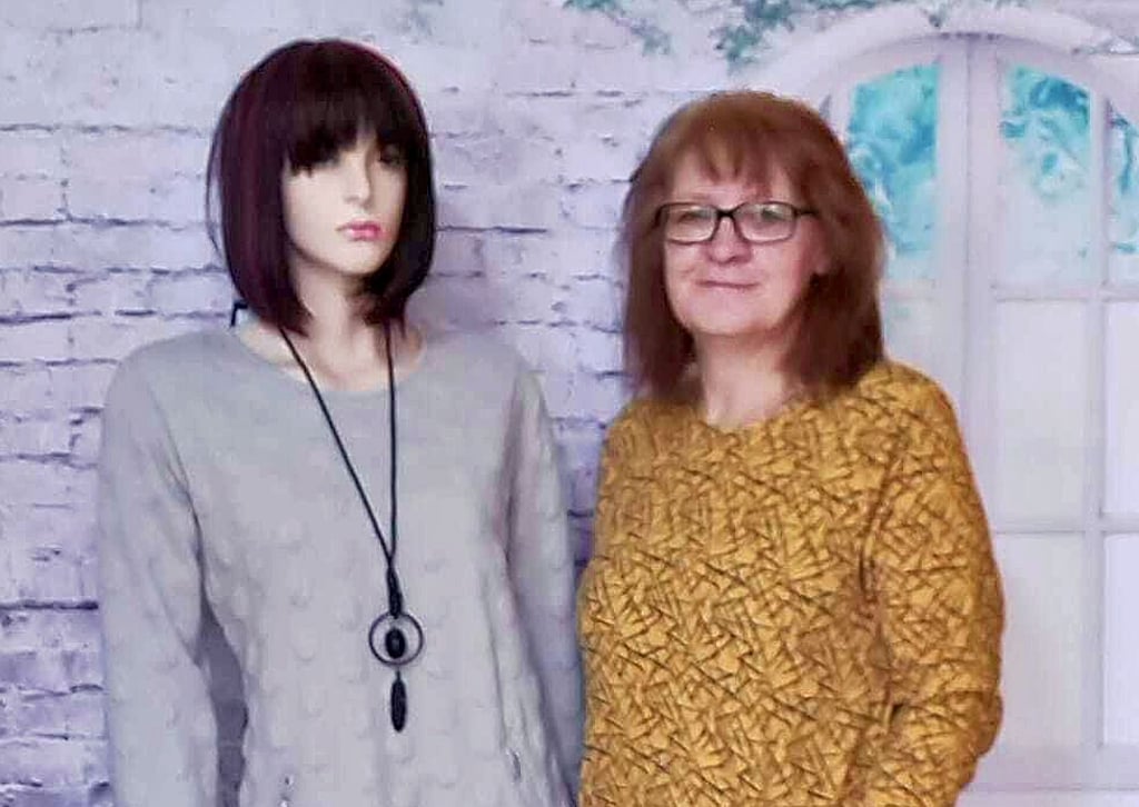 Karen Mielke betreibt in Rehmsdorf einen kleinen Laden, früher befand sich darin die Post. Jetzt kann man nach Voranmeldung mit der Freundin shoppen gehen.