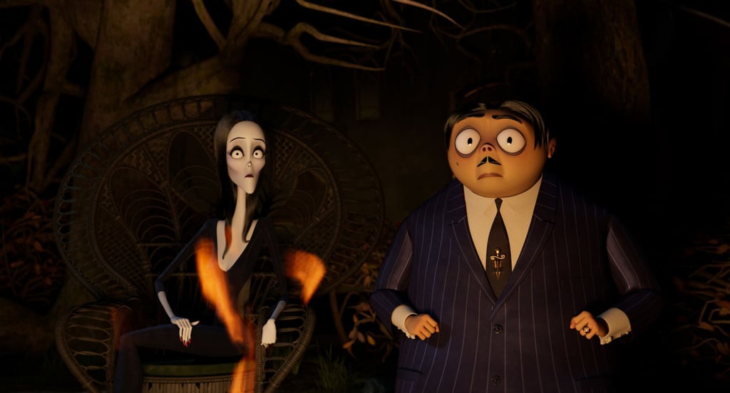 Morticia Addams (l) und Gomez Addams mit Familie unterwegs.