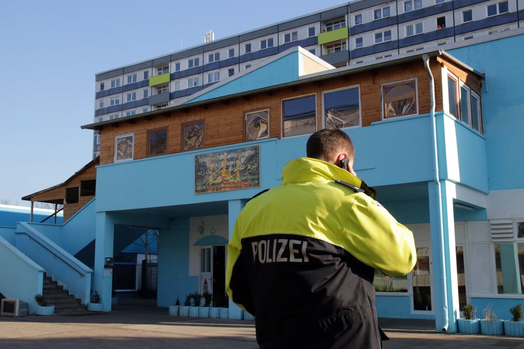 Zweite Razzia gegen Tatverdächtigen: Polizisten beschlagnahmten Speichermedien des mutmaßlichen Schützen in Halle-Neustadt.