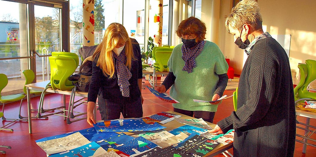 Jeanette Schulz (von links) und Elionore Lohr von den Lady-Lions holten bei Schulleiterin Carina Schmidt die Bilder ab.