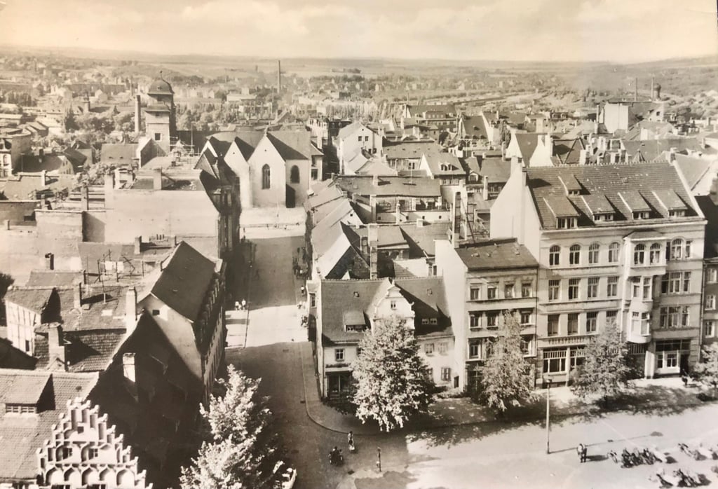 Karten aus DDR-Zeiten: Diese Ansichtskarte von Zeitz stammt von Ende 1960er, Anfang 1970er Jahre aus der Sammlung Sabine Kürschner, Leipzig. Sigrid Sachse aus Tröglitz hat die Sammlung zum Teil aufgelöst und der MZ eitzer Ansichten zur Verfügung gestellt. Hier ein Blick vom Rathausturm