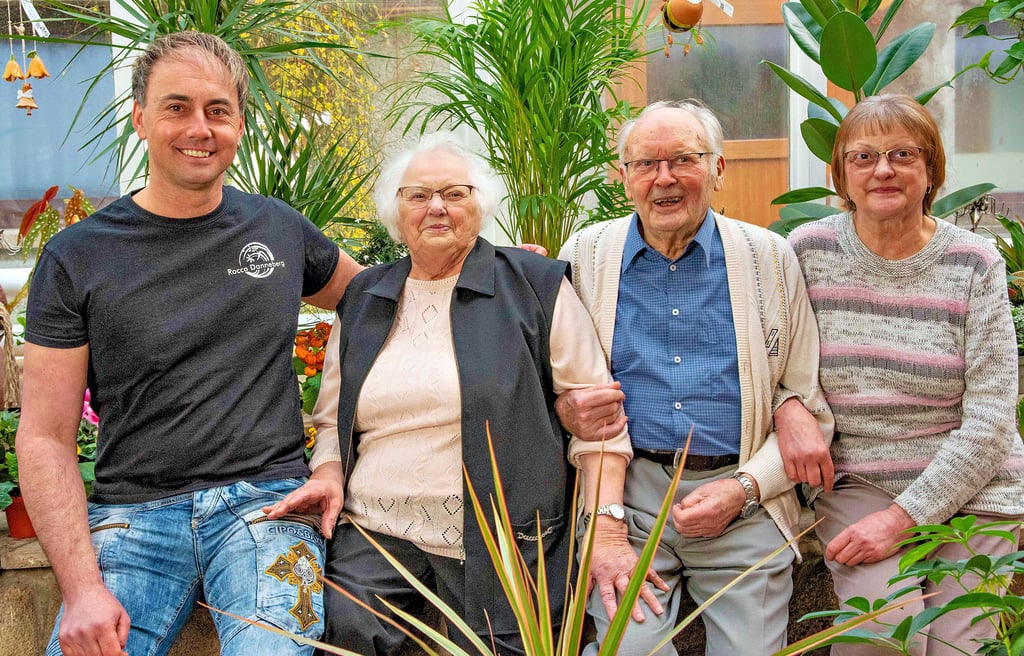 Der Jubilar Heinz Schneider am Samstag mit seiner Frau Maria, seiner Tochter Ingrid (r.) und Enkelsohn Rocco (li) im Gewächshaus der Gärtnerei.