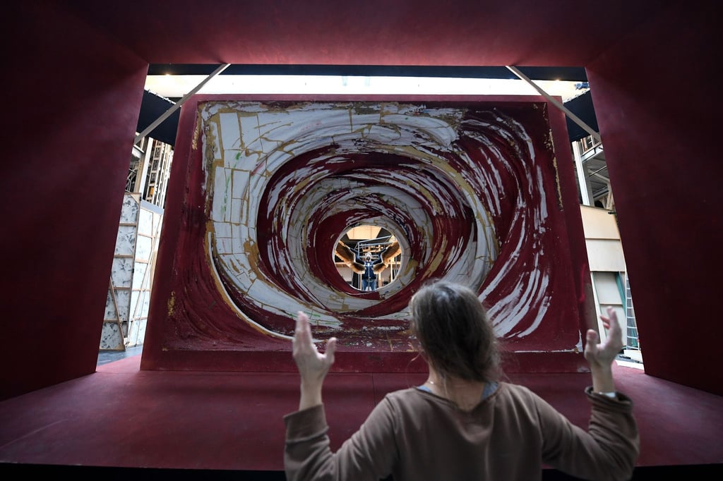 Mitarbeiterinnen der Requisite bauen probehalber für die Passionsspiele 2022 Engelsflügel auf der Bühne auf. In einem halben Jahr, am 14. Mai 2022, soll Premiere sein.