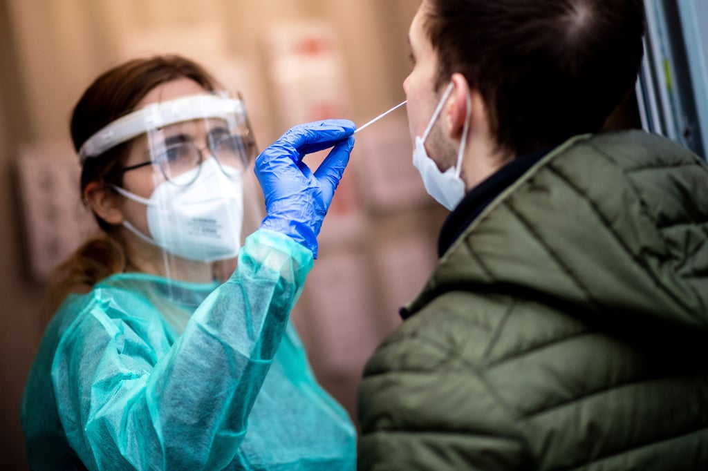 Ein Corona-Test wird genommen.