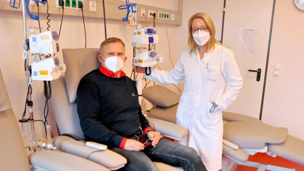 Christoph Bensch aus Magdeburg mit Oberärztin Denise Wolleschak, die ihn in der akuten Krankheitsphase behandelt hat.