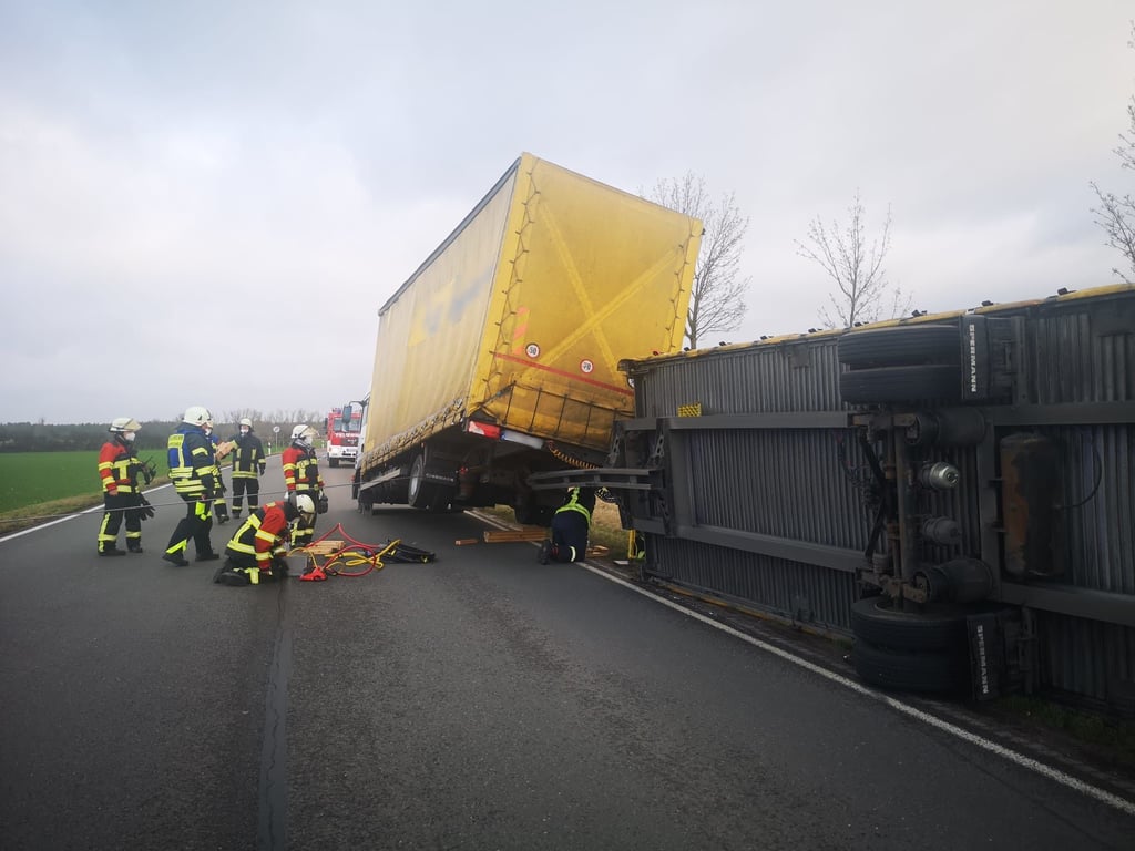 Der Umgekippte Lkw bei Trebbichau.