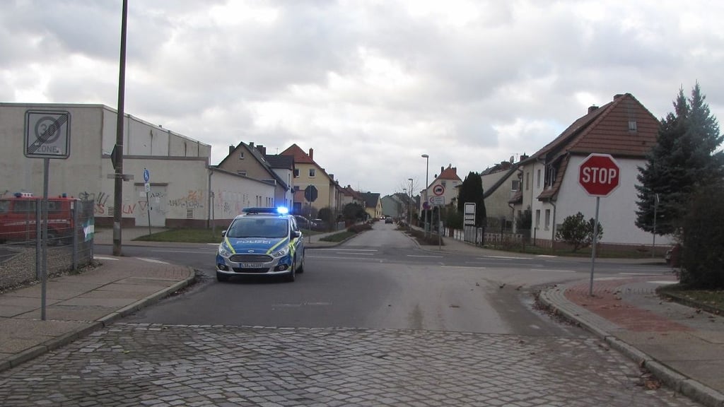 Auf dieser Kreuzung in Stendal kam es zum Unfall zwischen einem Auto und einem Radfahrer. Der Autofahrer flüchtete.