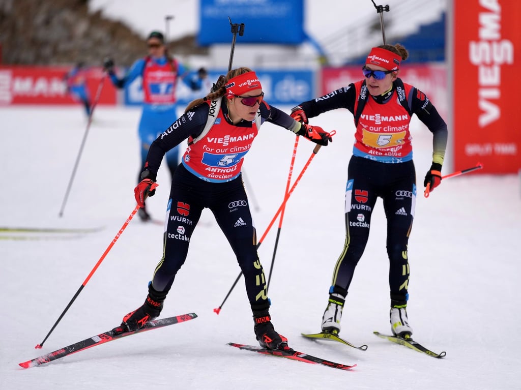 Janina Hettich (r) wechselt beim Staffelrennen auf Hanna Kebinger.