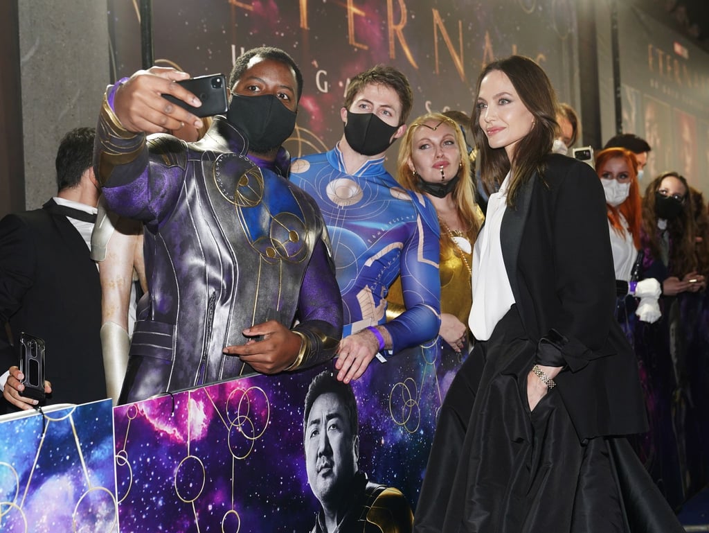 Ein Selfie für die Ewigkeit: Angelina Jolie bei der Gala-Vorstellung von „Eternals“ in London.