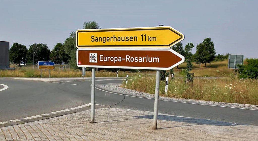 Während es im benachbarten Thüringen ein touristisches Leitsystem gibt und dort auch auf Sehenswürdigkeiten in Mansfeld-Südharz hingewiesen wird, fehlt diese Beschilderung in MSH für Sehenswürdigkeiten wie Schloss Stolberg, das Erlebniszentrum Bergwerk oder die Heimkehle noch völlig.