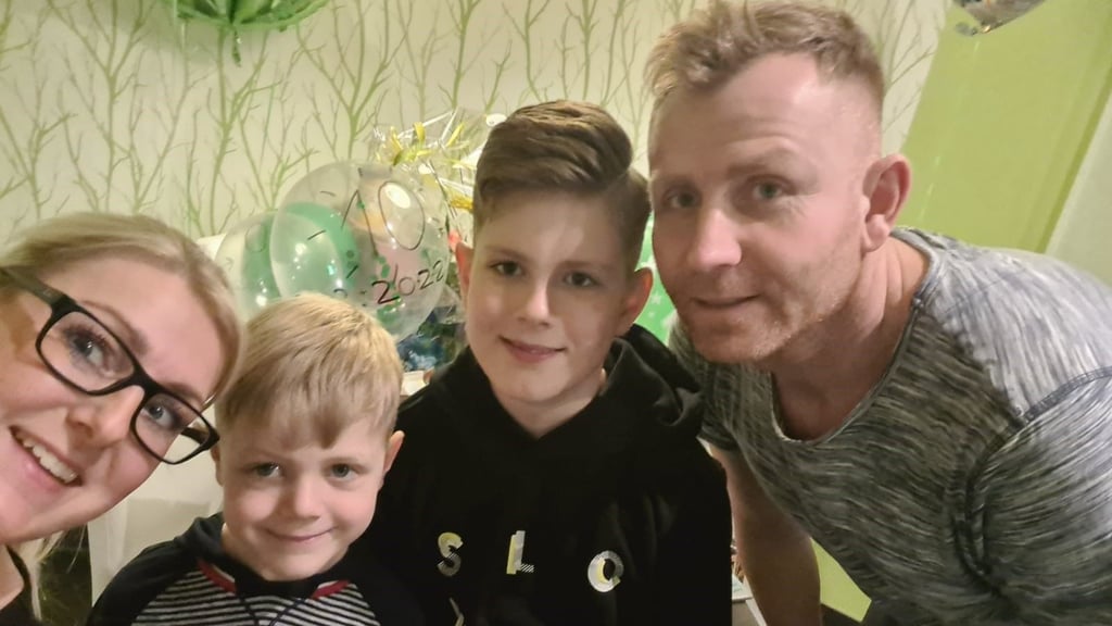 Der 2.2.22 ist für viele Paare ein besonderer Tag, denn sie haben sich entschlossen an diesem Schnapszahlentag zu heiraten. Für Lenny Ahlers (3.v.l) aus Samswegen ist dieser Tag auch ein besonderer. Denn er feiert am Mittwoch seinen 10. Geburtstag zusammen mit seiner Mama Jessika, seinem Bruder Linus und seinem Papa Ricardo.