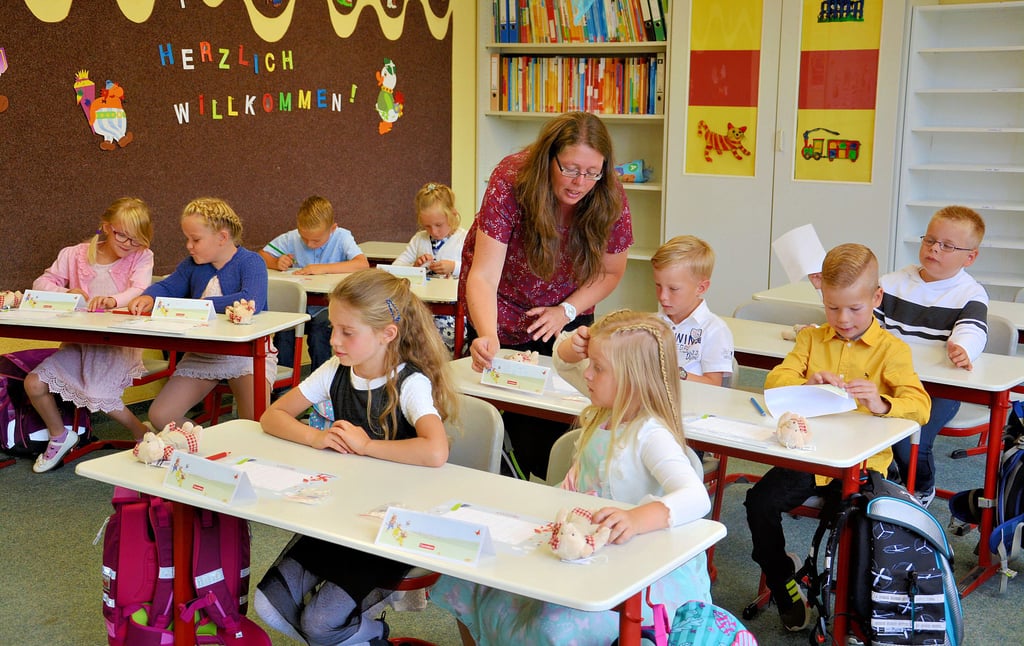 Schüler und Schulanfänger gibt es in der Kuseyer Grundschule mindestens bis 2026 genug, unterstrich Schulleiterin Sandra Trikaliotis am Dienstagabend im Ortschaftsrat. Das Bild zeigt sie 2019 mit den Schulanfängern bei der Einschulung und den ersten Momenten im Klassenzimmer.