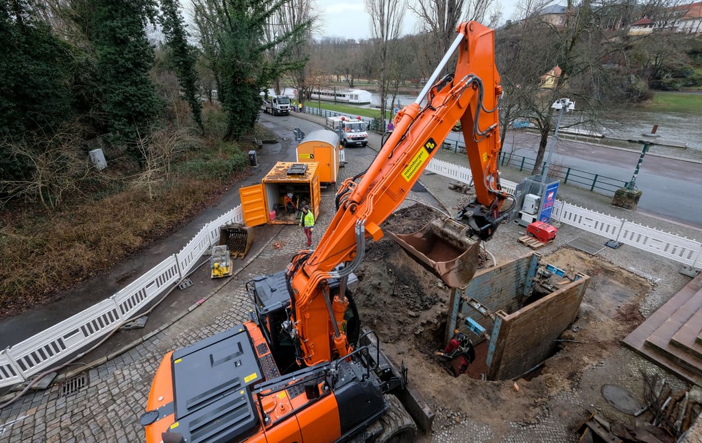 An der Giebichensteinbrücke haben die Arbeiten begonnen. Der erste Bauabschnitt in Richtung Rainstraße ist 300 Meter lang.