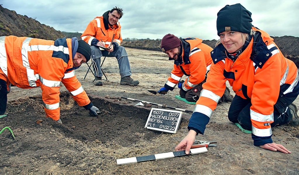 Nach Spuren aus der Vergangenheit suchen derzeit Archäologen auf der Fläche des künftigen Baugebietes an der Bülstringer Straße. Während Grabungsleiter Marcel Röder (2.v.l.) die Befunde dokumentiert, durchsuchen Ingmar Brüggemann (l.), Tom Eßer und Claudia Bodenstedt Stück für Stück die Stellen im Erdreich, die auf Siedlungsspuren hinweisen.