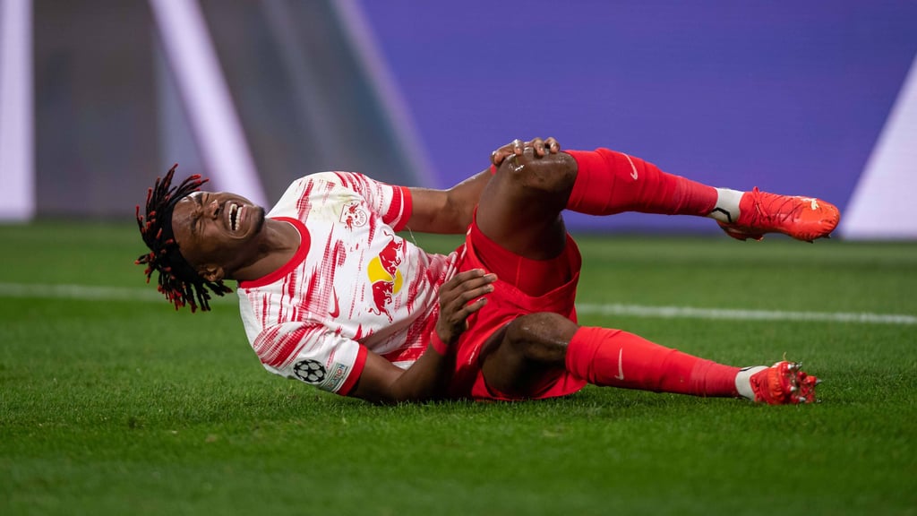 Mohamed Simakan krümmt sich im Spiel gegen PSG verletzt auf dem Rasen.