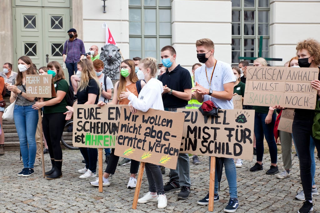 Studenten und Landwirte demonstrierten schon 2021 gegen Kürzungspläne, die auch dir Agrarwissenschaften treffen sollten. Das Papier wurden danach vorerst nur als Diskussionsgrundlage geführt.