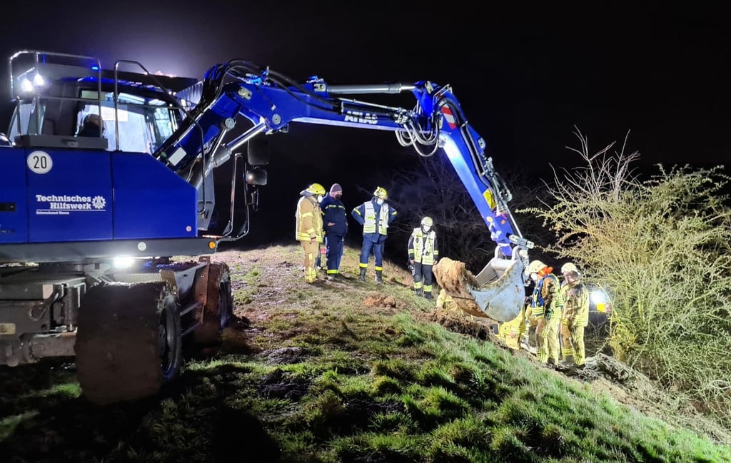 Einsatzkräfte von Feuerwehr und THW graben auf der Suche nach Mischlingshund "Jucy" einen Tierbau auf.