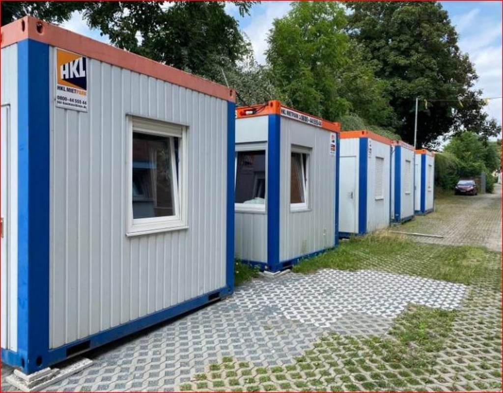 Diese notdürftig aufgestellten Container auf einem Hinterhof in der Magdeburger Altstadt bieten schlechte Bedingungen für Feuerwehr und Rettungsdienst.