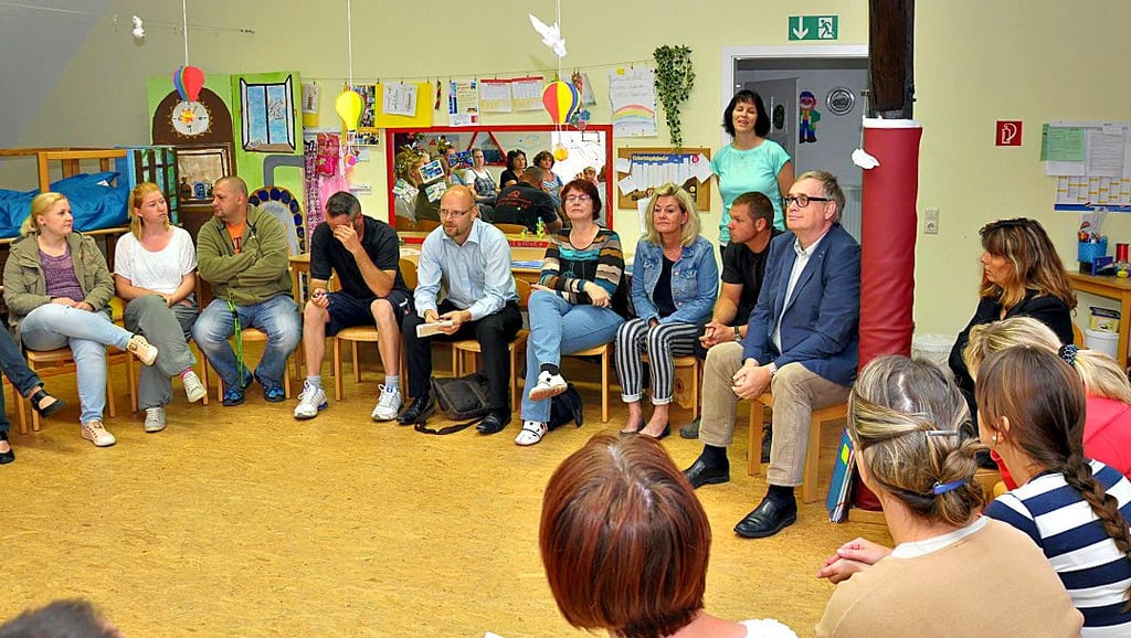 Im Jahr 2015 waren die Eltern durch die Geschäftsführer der Lebenshilfe Stefan Labudde und der Stiftung Staßfurter Waisenhaus, damals Axel Eckart, über den Trägerwechsel informiert worden.