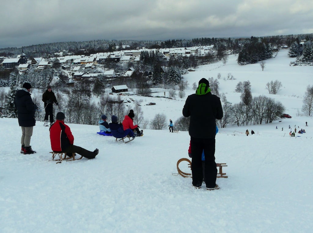 Auch einen Rodel- oder Skiberg gibt es in Benneckenstein. Den Pfeiferberg, können die Kinder mit dem Schlitten oder Ski hinunterfahren. Bis vor kurzem war hier noch der Schlepplift, der die Kinder den Berg wieder hochzog.