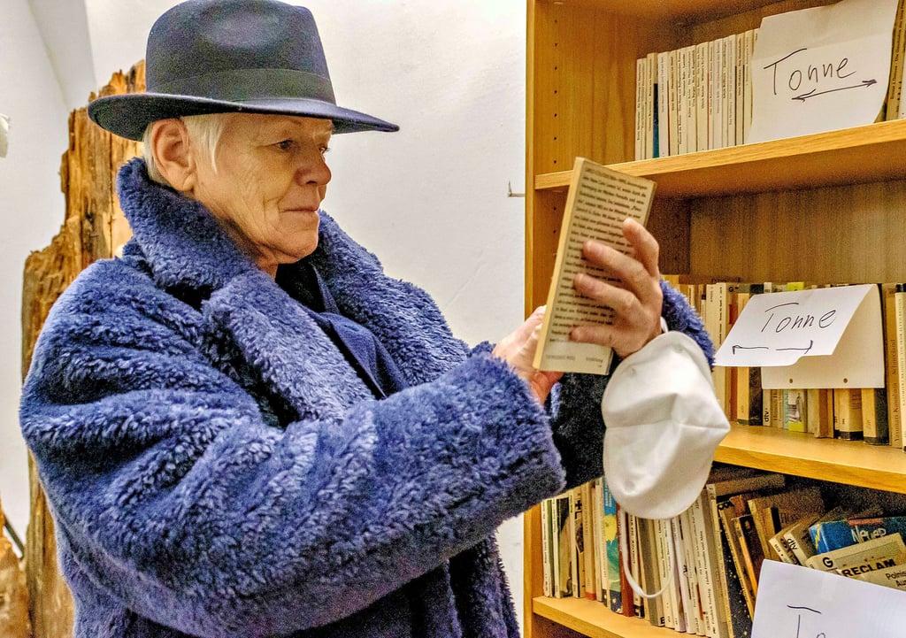 Gisela Kummetz in der Wittenberger Christuskirche, dort stapeln sich Bücher, die zum Teil verschenkt werden.