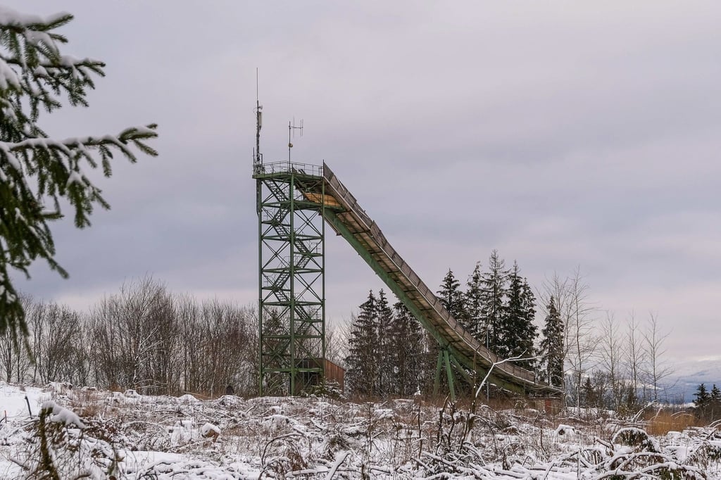 Die Kurt-Heyder-Schanze wurde 1958 gebaut. Ab 1967 bis zur Wende fanden hier die Bezirks-Spartakiaden in den nordischen Disziplinen statt. Später war die Schanze aber nicht mehr schneesicher genug, berichtet das Archiv skisprungschanzen.com. 2009 wurde die Schanze dank Spenden noch mal saniert, unter anderem kamen Matten hinzu.