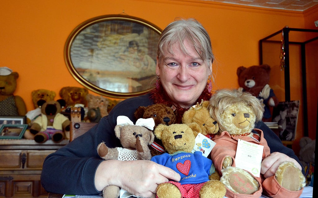 Karin Brockmeier-Kroggel aus Wanzer in ihrer Teddywelt, vorn rechts ihr Angie-Teddy aus limitierter Auflage.