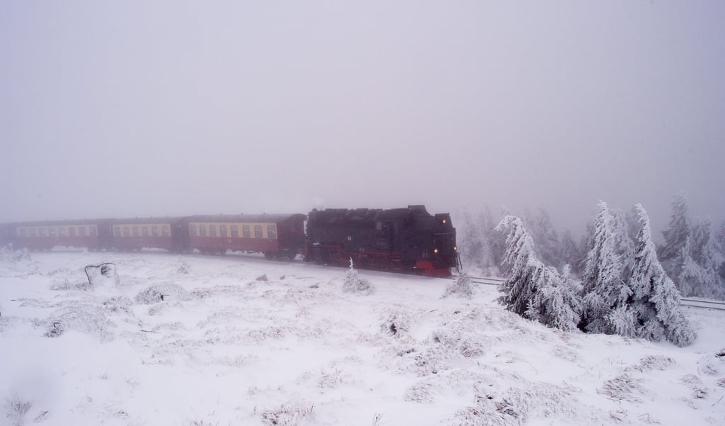 Der Deutsche Wetterdienst (DWD) hat erneut eine Unwetterwarnung für Mittwoch (2. Februar) für die Harz-Region ausgesprochen. Die Harzer Schmalspurbahnen haben ihren Betrieb zum Brocken eingestellt.