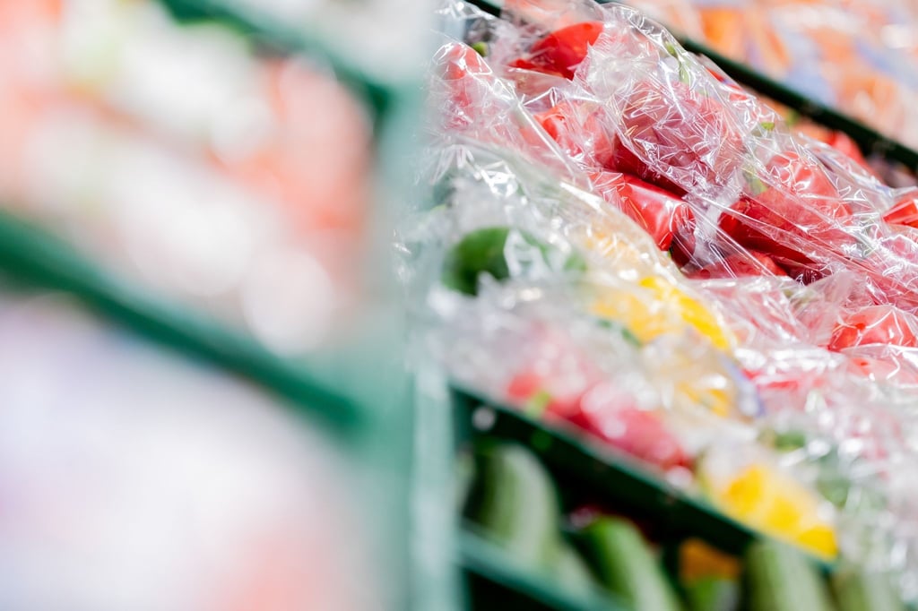 Die Deutsche Umwelthilfe kritisiert: In Supermärkten und Discountern entsteht immer noch zu viel Verpackungsmüll.