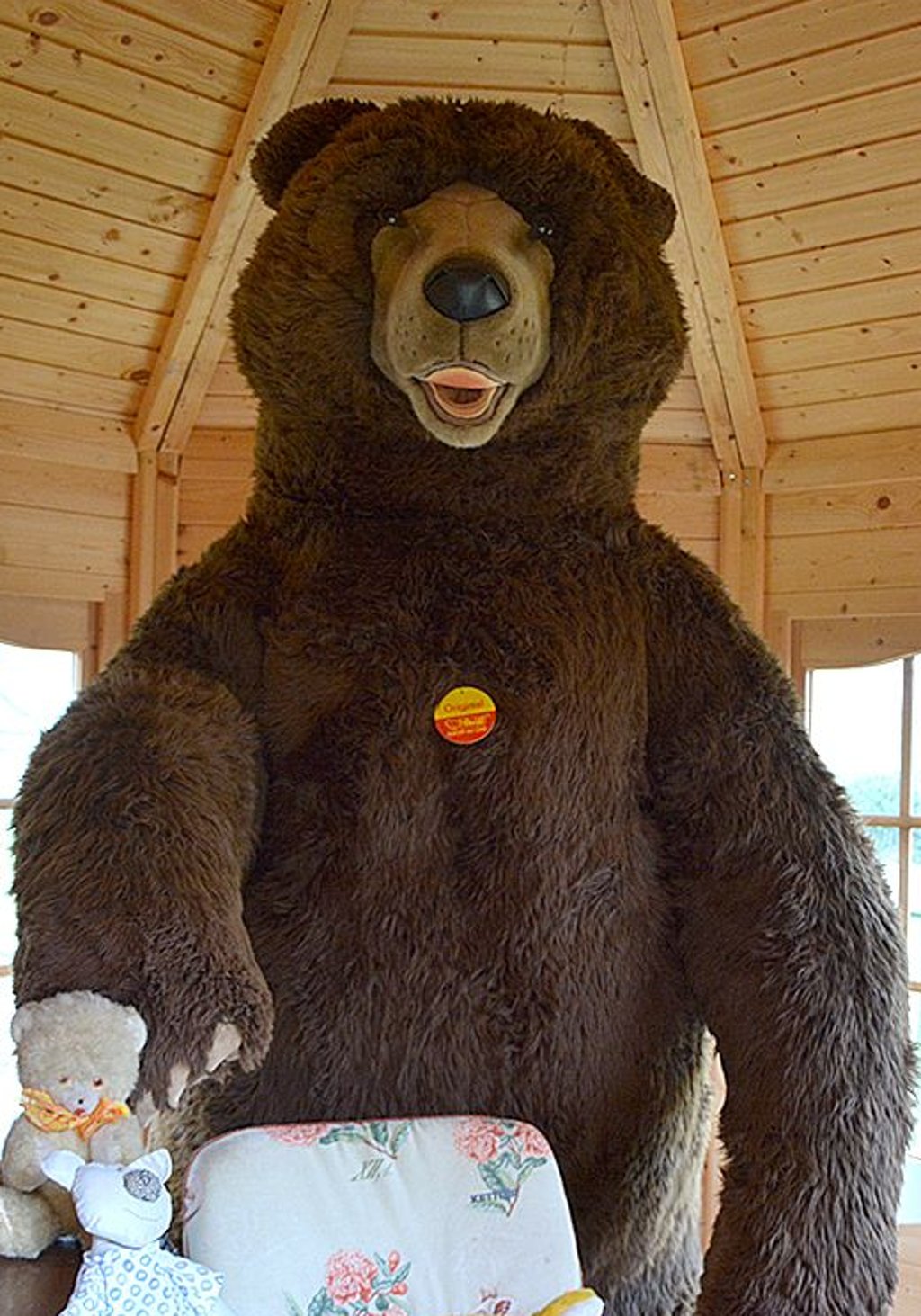 Dieser Teddy ist sogar um einiges größer als Karin Brockmeier-Kroggel aus Wanzer.