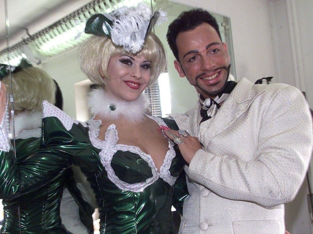 Bereits im Jahr 2002 trug der TV-Star extravagante Kleidung und den typischen Bart.