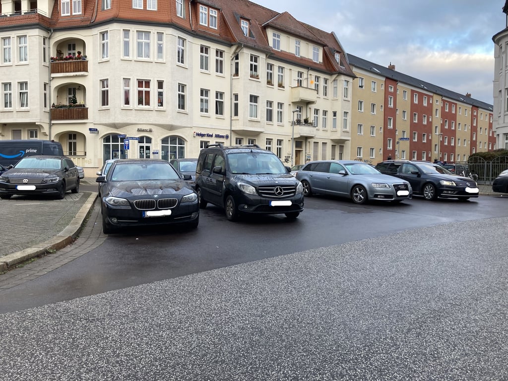 Komplett zugeparkter Kreuzungsbereich an der Lessingstraße – kein Einzelfall in Stadtfeld-Ost, aber auch in anderen Stadtteilen wie in Sudenburger Siedlungen.